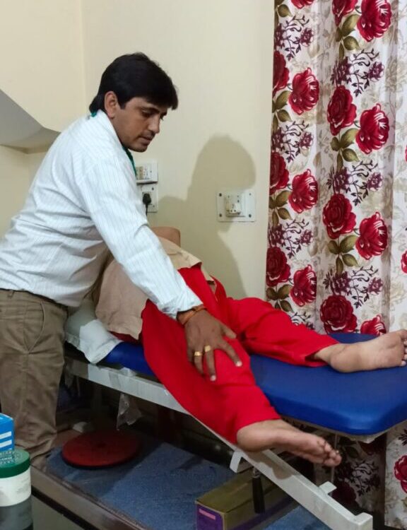 Hip Pain Osteopathy by Dr. Hari Om Vashishtha at DLF Phase-I